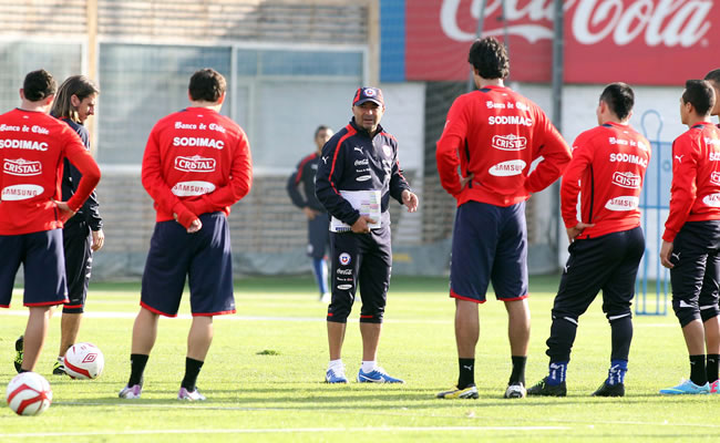 El DT de la selección de fútbol de Chile, el argentino Jorge Sampaoli (4 i), dando instrucciones a sus jugadores en la sesión de entrenamiento. Foto: EFE