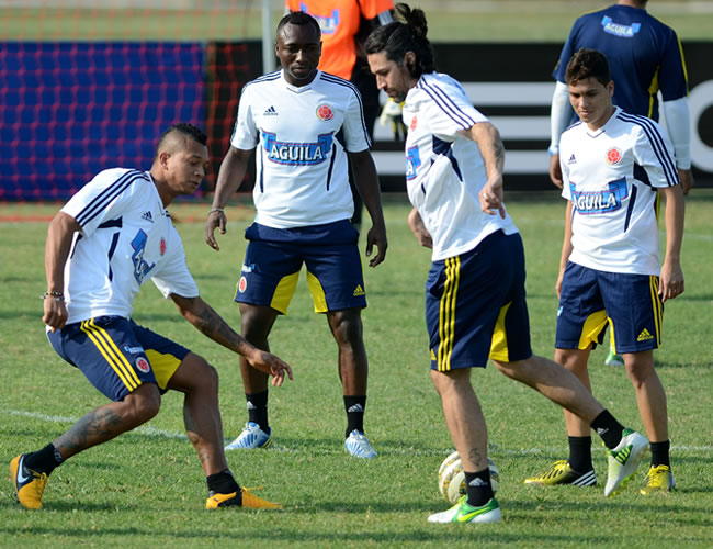 Los jugadores de la Selección Colombia Fredy Guarín (i) y Mario Alberto Yepes (2d) durante una práctica del equipo. Foto: EFE