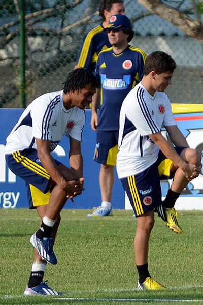 Juan Guillermo Cuadrado (i) y James Rodríguez (d) entrenan con Colombia. Foto: EFE