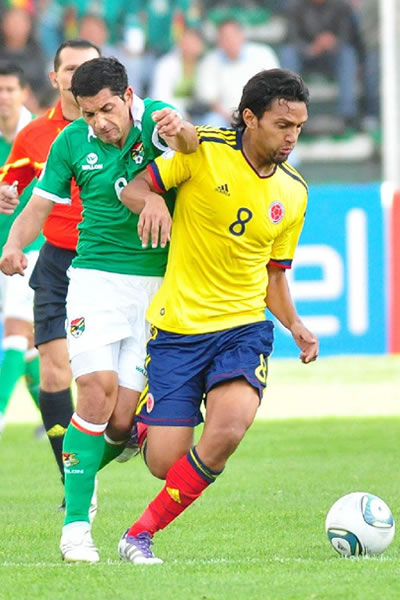 Walter Florez de Bolivia (i) disputa el balón a Abel Aguilar de Colombia. Foto: EFE