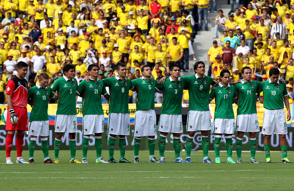 Los jugadores de Bolivia guardan un minuto de silencio. Foto: EFE