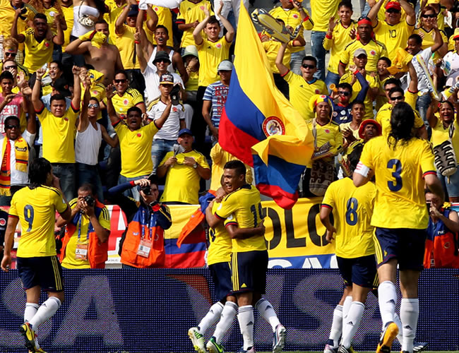 Los jugadores de Colombia, Teofilo Gutiérrez (cd) y Macnelly Torres (ci), celebran una anotación ante Bolivia. Foto: EFE