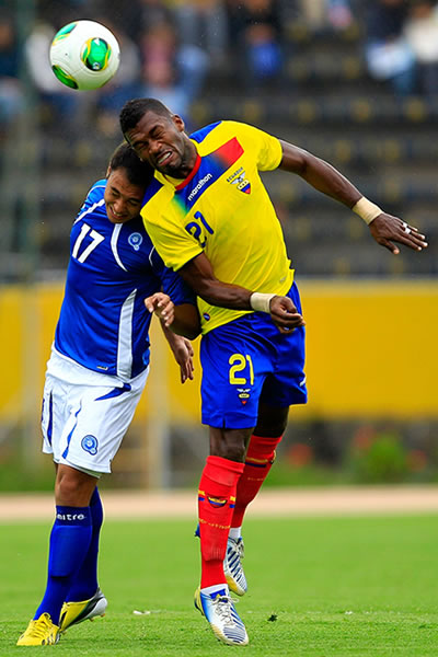 El ecuatoriano Gabriel Achillier (d) disputa el balón con el salvadoreño Lester Blancor (i). Foto: EFE