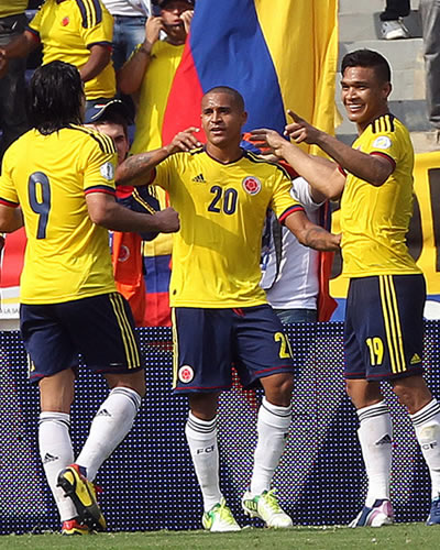 El jugador colombiano Macnelly Torres (c) celebra su gol. Foto: EFE
