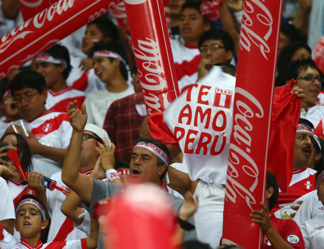 Aficionados peruanos apoyan a su equipo. Foto: EFE