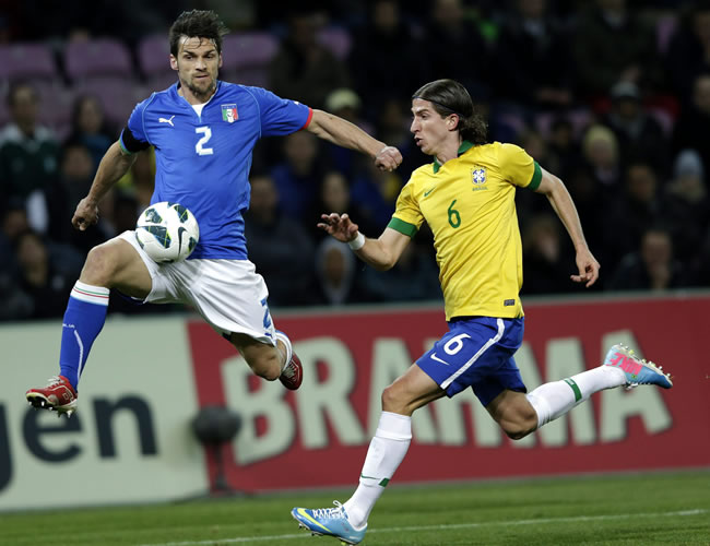 El italiano Christian Maggio (i) disputa el balón con Felipe (d) de Brasil. Foto: EFE