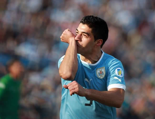 El delantero Luis Suárez celebra un gol para Uruguay. Foto: EFE
