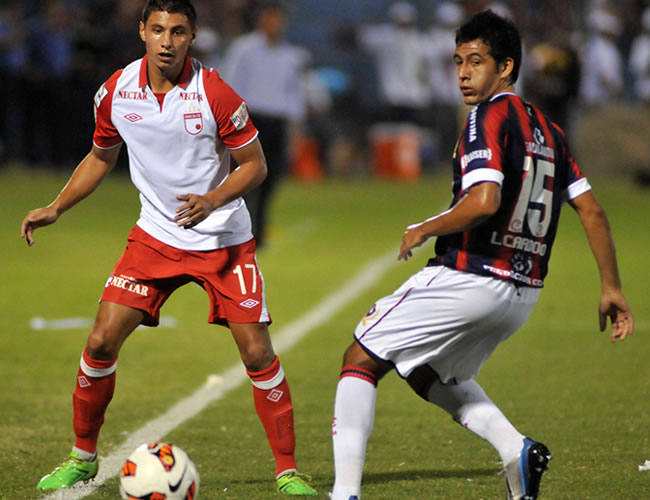 El jugador de Independiente Santa Fe, Juan David Roa, enfrenta a Cerro Porteño. Foto: EFE