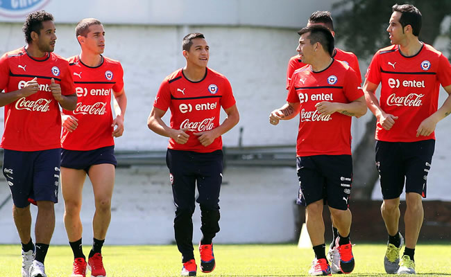 Los jugadores de la selección chilena participan en una sesión de entrenamiento. Foto: EFE