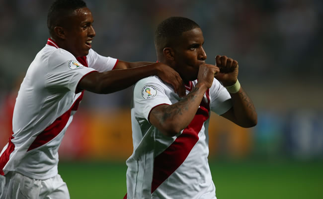 Jefferson Farfán de Perú celebra su gol ante Chile con su compañero Yordy Reyna. Foto: EFE