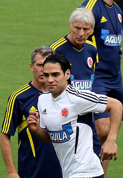 El jugador de Colombia Radamel Falcao García (abajo) entrena delante del director técnico, el argentino José Pekermán (atrás). Foto: EFE