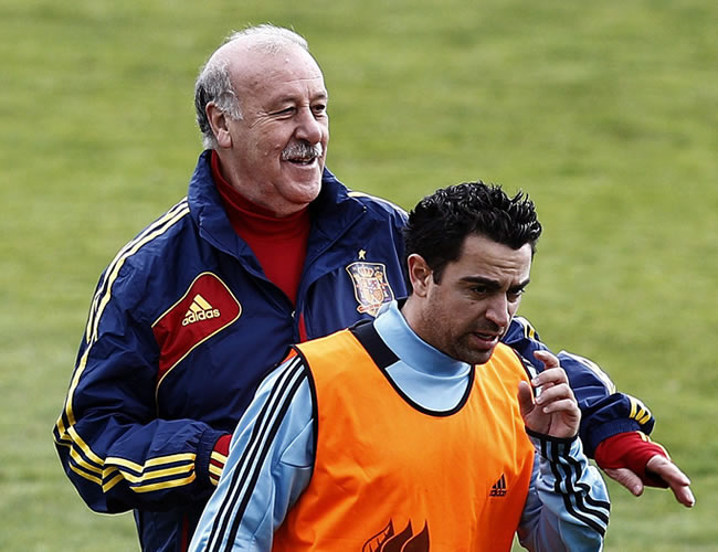 El seleccionador de España, Vicente del Bosque (atrás) y el jugador Xavi Hernández. Foto: EFE