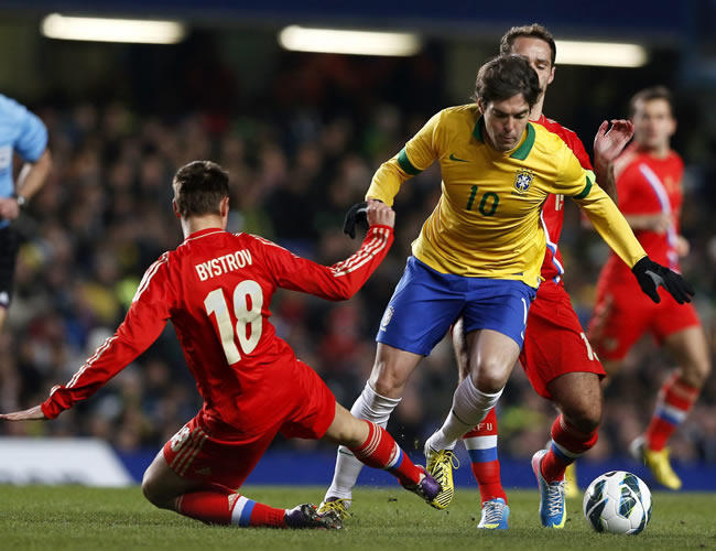 El centrocampista brasileño Kaká (dcha, delante) pelea por el balón con el ruso Vladimir Bystrov (18). Foto: EFE