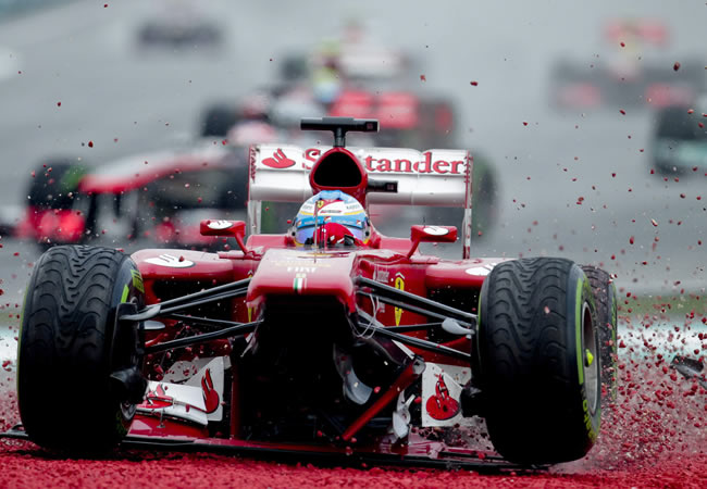 El monoplaza conducido por Fernando Alonso se dirige fuera de la pista en el Gran Premio de Malasia. Foto: EFE
