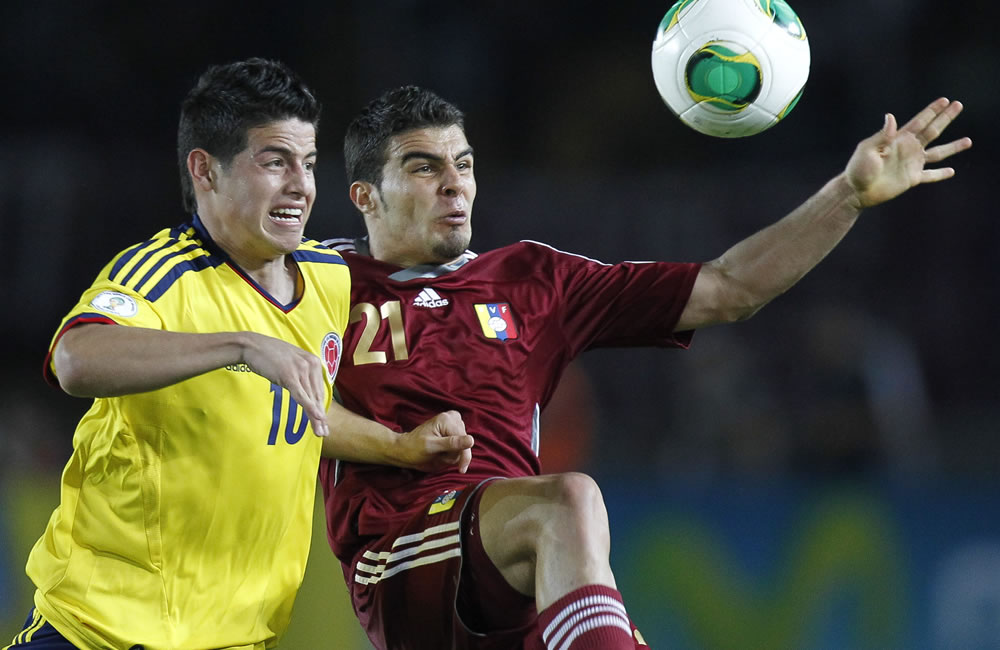 El jugador de Venezuela Alexander González (d) ante James Rodríguez de Colombia. Foto: EFE