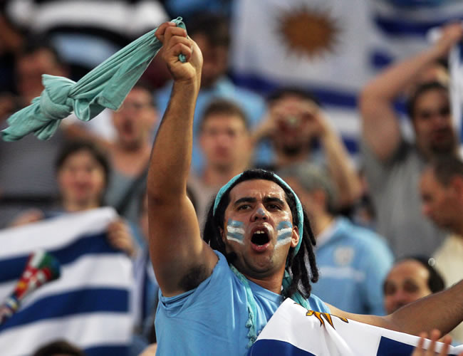 Un aficionado de Uruguay apoya a su equipo. Foto: EFE