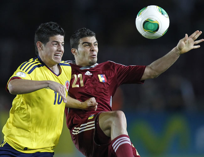 El jugador de Venezuela Alexánder González (d) ante James Rodríguez de Colombia. Foto: EFE