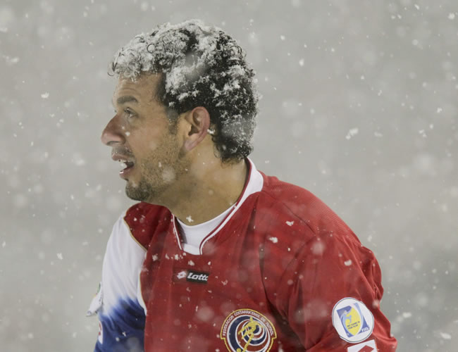 Michael Barrantes de Costa Rica con su cabeza cubierta de nieve durante el partido. Foto: EFE