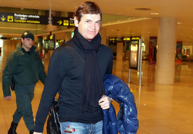 Foto facilitada por el FC Barcelona de su entrenador, Francesc 'Tito' Vilanova, a su llegada hoy al aeropuerto de la capital catalana. Foto: EFE