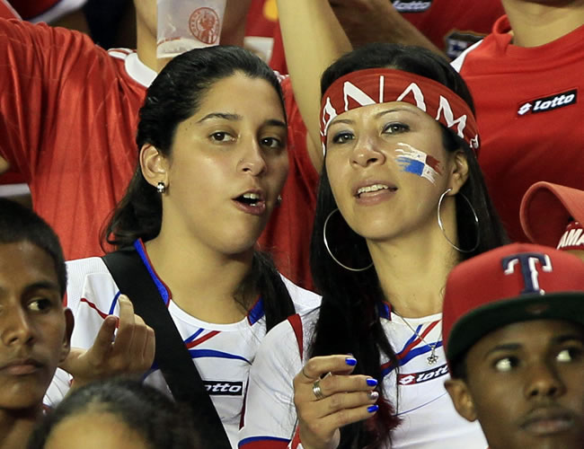 Hinchas de la selección de Panamá disfrutan antes del inicio de partido ante Honduras. Foto: EFE