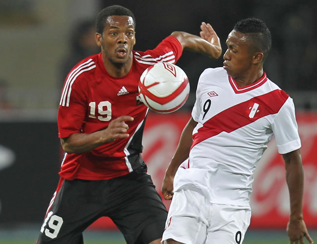 El jugador Yordy Reyna (d) de Perú disputa la pelota con Theobald Densil (i) de Trinidad y Tobago. Foto: EFE