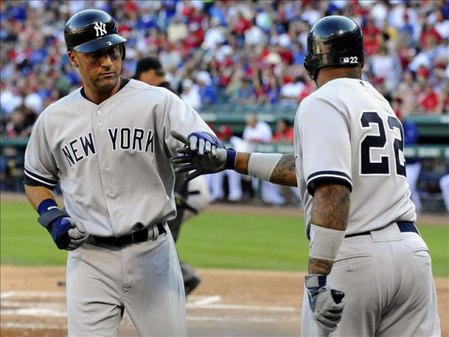 El capitán de los Yankees de Nueva York, Derek Jeter (i) celebra con un compañero. Foto: EFE