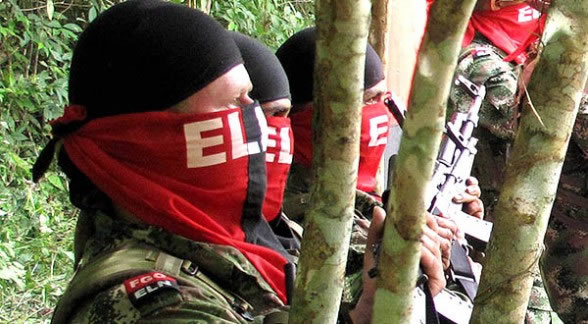 Integrantes del Ejército de Liberación Nacional participan de una reunión. Foto: EFE