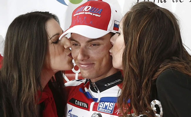 El esloveno Simon Spilak, corredor del Katusha de 26 años, en el podio tras entrar como vencedor en el Gran Premio Miguel Induráin. Foto: EFE