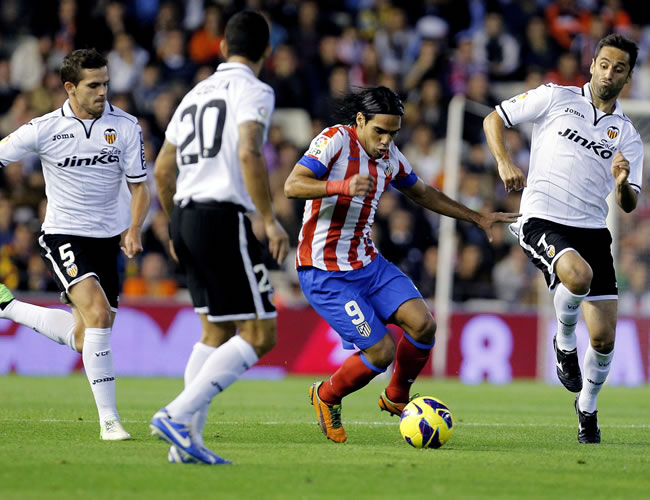 El colombiano Falcao García (c) intenta superar a los jugadores del Valencia. Foto: EFE