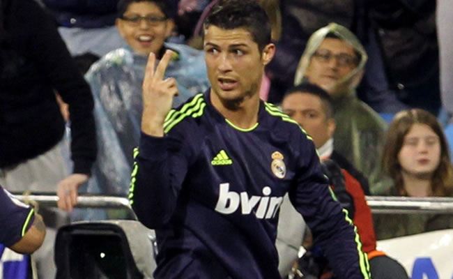 El delantero portugués del Real Madrid, Cristiano Ronaldo, gesticula al árbitro en el partido ante el Zaragoza. Foto: EFE