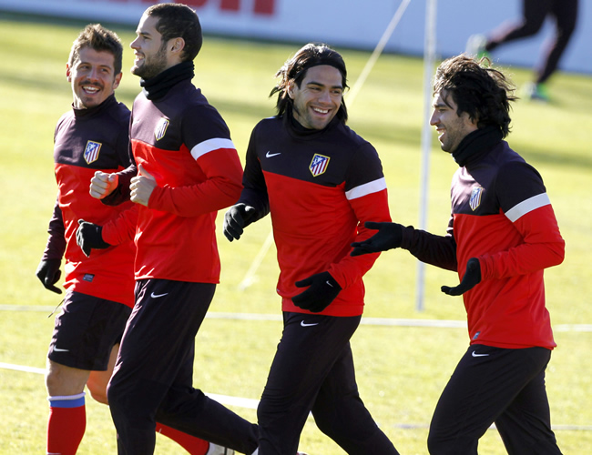 Los jugadores del Atlético Madrid (de izda a dcha), Emre Belözoglu, Mario Suárez, Radamel Falcao y Arda Turan. Foto: EFE
