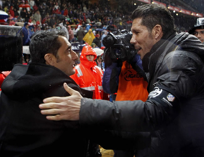 El entrenador del Valencia, Ernesto Valverde (i) saluda al del Atlético de Madrid, el argentino Diego Simeone. Foto: EFE