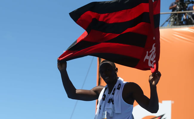El atleta jamaicano Usain Bolt celebra su victoria durante competencia llamada Desafío Mano a Mano. Foto: EFE