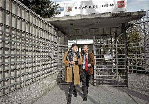 El médico Eufemiano Fuentes (i) y su abogado, Julián Pérez Templado, a la salida de los Juzgados de lo Penal de Madrid, donde continúa el juicio por la Operación Puerto. Foto: EFE