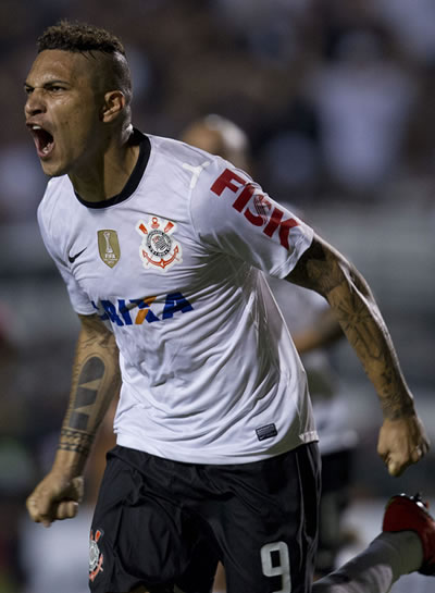 El delantero peruano del Corinthians, Paolo Guerrero. Foto: EFE