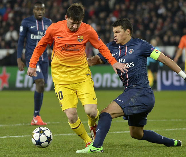 El jugador del París Saint-Germain, Thiago Silva (dcha), pelea por el control del balón con el delantero argentino del FC Barcelona, Lionel Messi. Foto: EFE