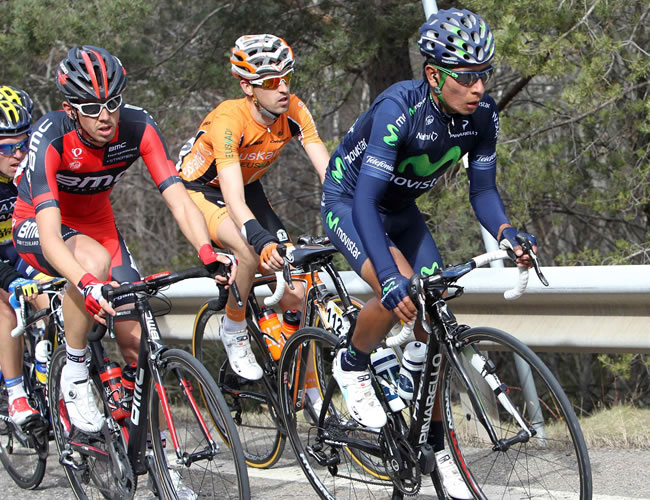 El ciclista colombiano Nairo Quintana encabeza el pelotón. Foto: EFE