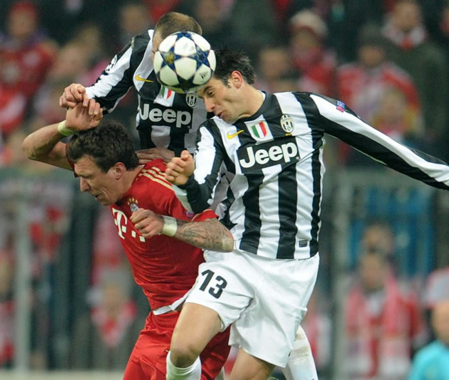 El jugador del Bayern Múnich Mario Mandzukic (i) disputa el balón con Federico Peluso (d), del Juventus FC. Foto: EFE
