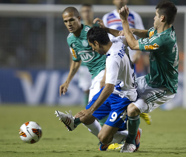 El jugador de Tigre, Ezequiel Maggiolo (i), disputa el balón con Marcelo Oliveira (d) de Palmeiras. Foto: EFE
