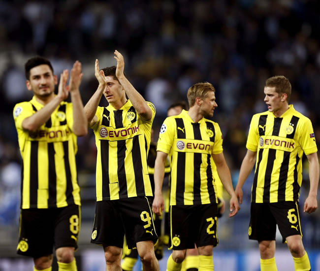 Los jugadores del Borussia Dortmund saludan a su afición tras finalizar el partido. Foto: EFE