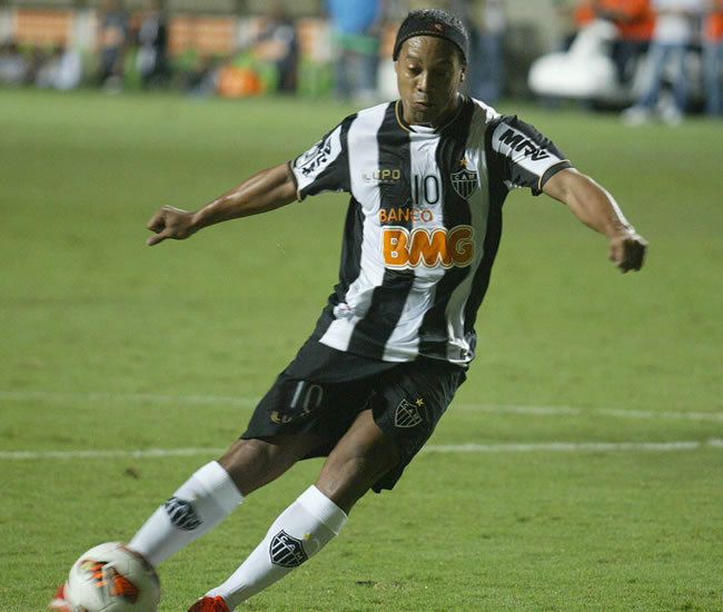 El jugador del Atlético Mineiro, Ronaldinho, anota ante Arsenal de Sarandí. Foto: EFE