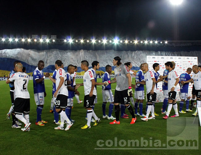 Los jugadores de Millonarios y Corinthians se saludan antes del inicio del partido. Foto: Interlatin