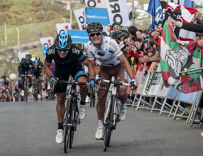 El ciclista colombiano Sergio Henao (Sky) (i) se impone vencedor por delante de Carlo Betancur (AG2R La Mondiale). Foto: EFE