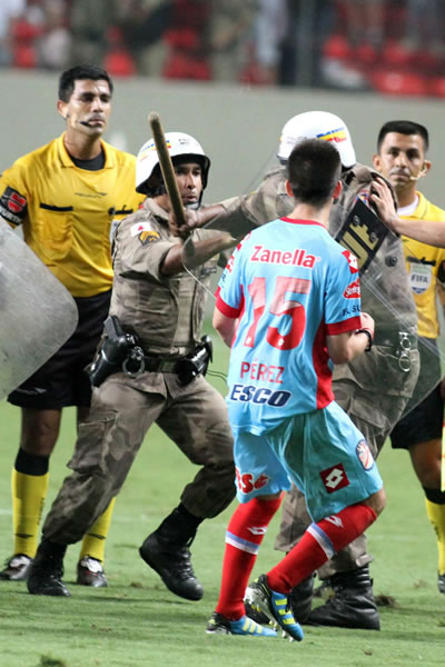 Los jugadores de Arsenal de Sarandí se enfrentan con la policía. Foto: EFE