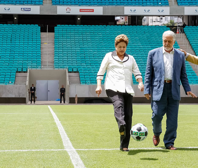 Foto cedida por Presidencia de Brasil de la mandataria Dilma Rousseff (i) junto al gobernador de Bahía, Jacques Wagner (d), inaugurando el estadio Arena Fonte Nova, de la ciudad de Salvador. Foto: EFE