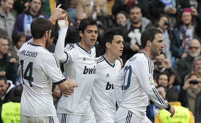 El delantero argentino del Real Madrid Gonzalo Higuaín (d), y los jugadores españoles José Callejón (2d) y Xabi Alonso (i) felicitan a su compañero brasileño Ricardo Kaká (2i). Foto: EFE