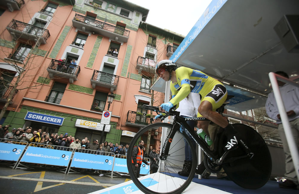El ciclista colombiano Nairo Quintana sale en la CRI de la Vuelta del País Vasco. Foto: EFE