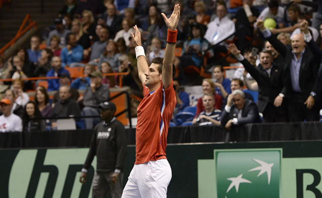 Djokovic venció a Querrey y clasificó a Serbia a las semifinales. Foto: EFE