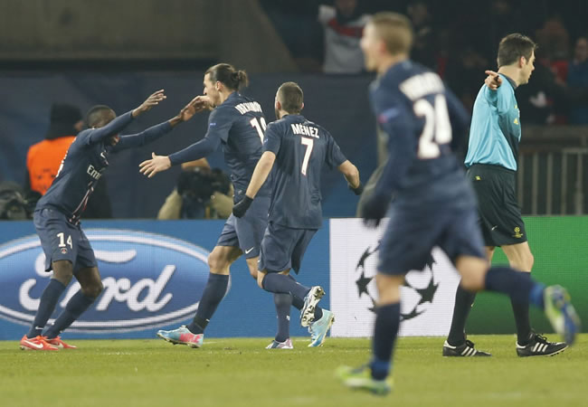 Los jugadores del París Saint-Germain felicitan a Matuidi (i) tras marcar el segundo gol ante el FC Barcelona. Foto: EFE