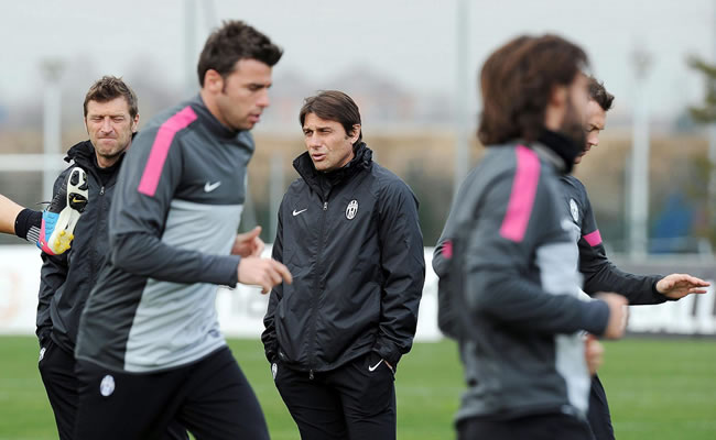 El entrenador del Juventus, Antonio Conte (c), dirige un entrenamiento de su equipo en Turín, Italia. Foto: EFE